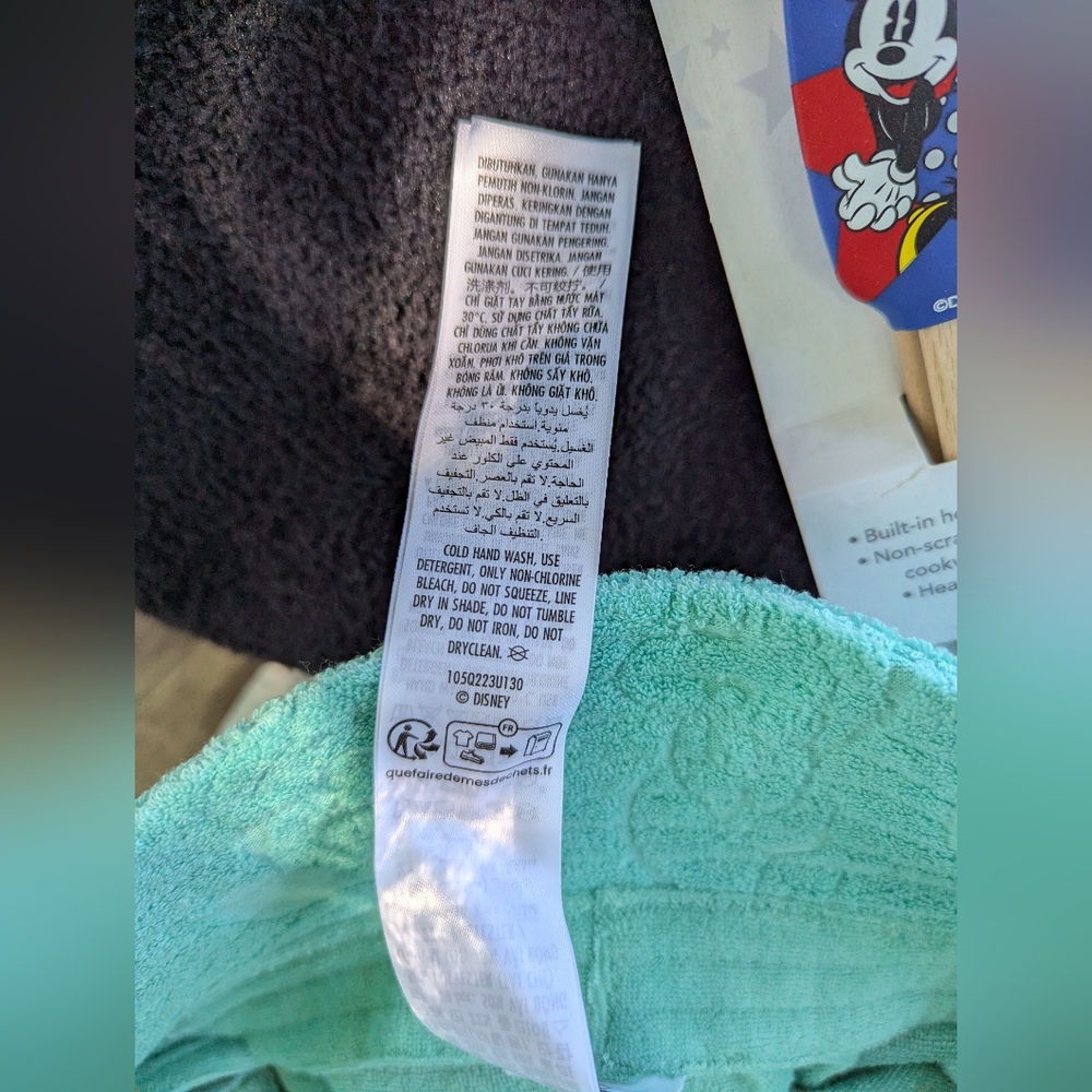 NWT 🌞❤️ DISNEY ❤️🌞 4 PC GIFT 🎁 BUNDLE: 2 Spatulas, Mickey Pillow & Bucket Hat - Picture 16 of 16